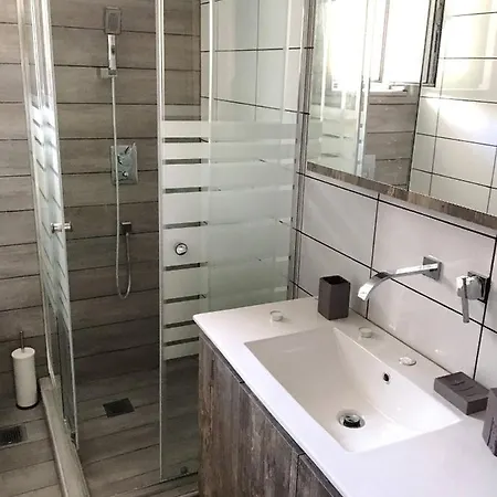 Деревянный коттедж Pegasus Amazing Flat, 1,5min Walk To The